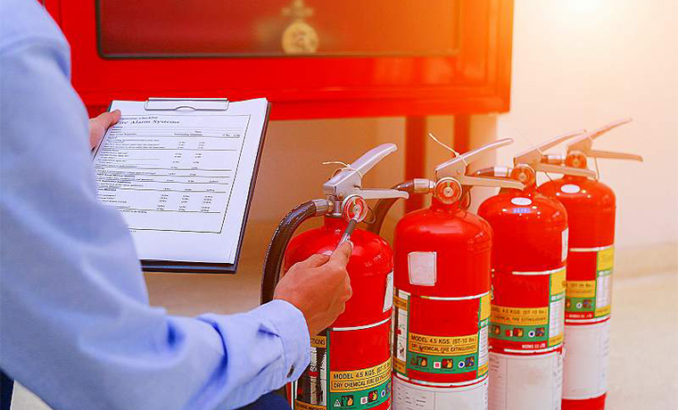 国家資格を持つスタッフが丁寧に施工